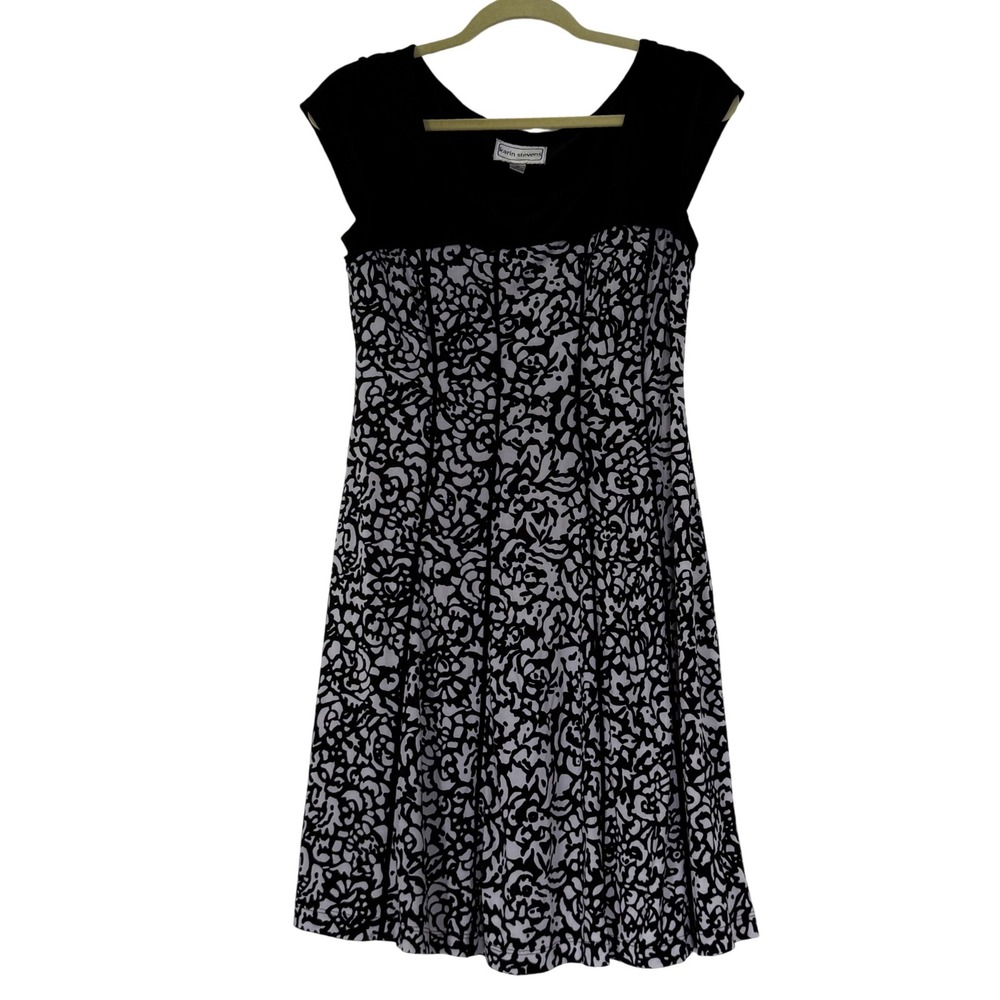 Karin Stevens Fit & Flare Dress Womens 10 Black White Floral Scroll Excellent - Picture 1 of 9